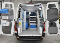 01_Allestimento per Sprinter L2H2 per impianti antincendio con mobili su parete sinistra e paratia di fondo