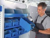 01_Contenitori in plastica da 36 cm per furgoni inseriti nel telaio sagomato Syncro 