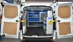 01_Ford Custom con allestimento su lato destro e paratia di fondo 