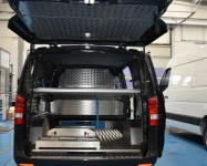 01_Furgone allestito con slitta portacofano e pianale intermedio