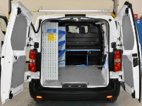 01_Toyota Proace con allestimento solo su un lato e barre portapacchi sul tetto 