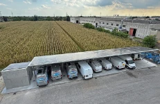 02_102 nuovi moduli fotovoltaici per Syncro System tra pensilina e locale tecnico esterno a Cassola