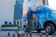 02_Art on the van: 17 ottobre 2025 Massimo Baggio ritrae Syncro su furgone