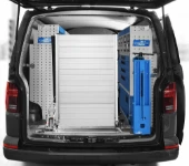 02_Rampa di carico chiusa su Transporter arredato da Syncro 