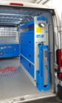 03_Parete destra Fiat Ducato per aeronautica con portamorsa basculante e ripiani di scaffalatura Syncro