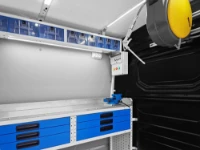 03_Parete sinistra Man TGE con piani di lavoro, armadi, cassetti, contenitori trasparenti