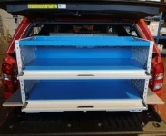 03_Ripiani aperti con antina ribaltabile su pick up 
