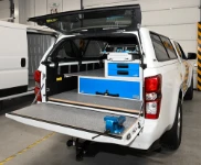 03_Rivestimento in legno marmato e cassetti lunghi su pick up 