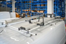 55_Slitta portascala e portatubi in acciaio sul tetto di Ducato per elettricista (2)