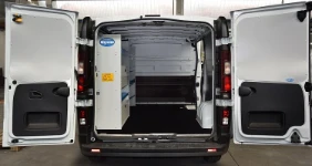 Allestimento con scaffale lato sinistro per Trafic