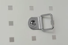 Gancio basculante in acciaio fissato al fianco dell'allestimento