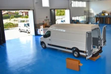 Interno centro allestimenti furgoni Syncro System a Milano