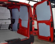 Lato destro Opel Vivaro 2019 con pianale e copriparatia in legno marmato e pannelli in plastica
