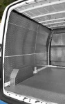 Lato sinistro vano di carico dello Sprinter con pianale e protezioni