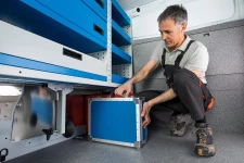 Riporre le valige nel furgone arredato