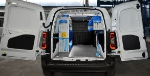 Scaffali su due lati del Proace City