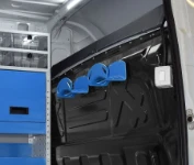 Selle portacavi in alluminio montate sulla paratia del furgone