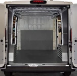 Vano di carico del Peugeot Boxer con pianale e pannelli rivestimento pareti